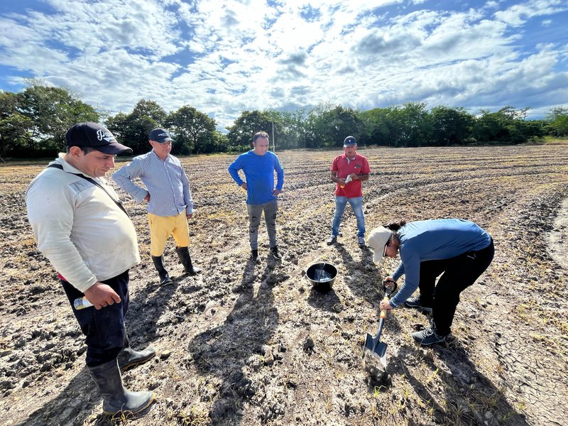 Socialización del proyecto especial de suelos y entrega de kits a agricultores de la meseta de Ibagué